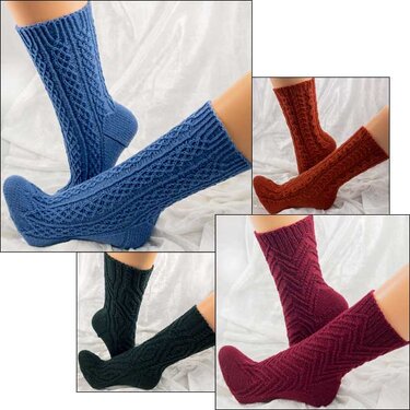 Vier Paare gestrickter Socken in Blau, Rostrot, Dunkelgrün und Weinrot mit verschiedenen Zopf- und Strukturmustern