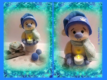 Gehäkelte Amigurumi-Figur mit blauer Zipfelmütze und leuchtendem Teelicht, daneben gehäkelte Kugeln und Päckchen