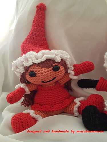 Gehäkelte Amigurumi-Puppe in rotem Weihnachtskleid mit Zipfelmütze und weißer Borte