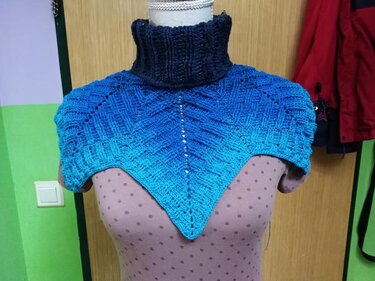 Handgehäkelter Kragenschal in Blau bis Türkis-Ombré mit hohem Rippenkragen auf einer Schneiderpuppe