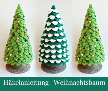 Drei gehäkelte Weihnachtsbäume auf runden Basen: mittlere grün-weiße Schuppen, links und rechts hellgrüne Bäume mit bunten Perlen