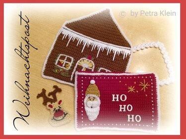 Nahaufnahme gehäkelter Weihnachtsapplikationen: Lebkuchenhaus, roter Umschlag mit Weihnachtsmann und "HO HO HO", sowie Rentiergesicht.