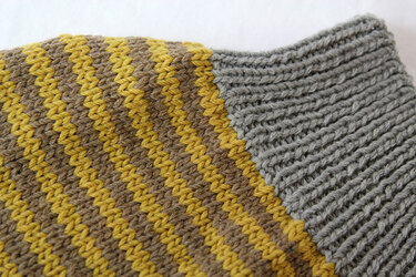 Gestrickte Babydecke in Senfgelb, Braun und Grau mit Streifen- und Rippenmuster