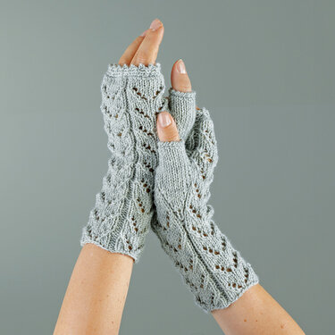 Hände tragen hellgraue, gestrickte fingerlose Handschuhe mit Lochmuster.