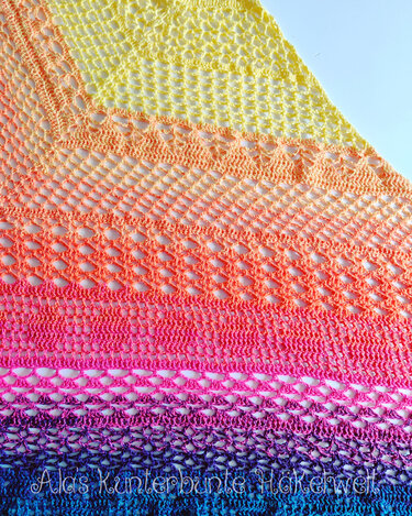 Gehäkeltes Dreieckstuch mit Farbverlauf und Loch- sowie Muschelmuster