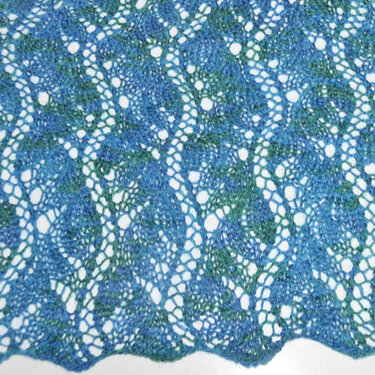 Filigranes Lacetuch in Blau- und Grüntönen mit gewellter Unterkante