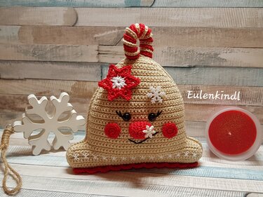 Gehäkelte Amigurumi-Weihnachtsglocke in Beige und Rot mit Schneeflocken-Applikationen