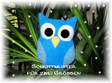 Blaues Eulen-Kuscheltier aus Stoff mit großen weißen Augen und gelbem Schnabel vor grünen Pflanzen, Text 'Schnittmuster für zwei Größen'.