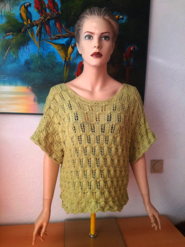 Olivgrüne gestrickte Damen-Tunika mit Lochmuster auf Mannequin