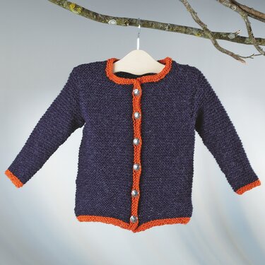 Dunkelblaue Kinderstrickjacke mit orangefarbenen Rändern und silbernen Knöpfen an einem Bügel hängend.