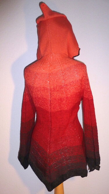Rückenansicht einer roten gestrickten Damenjacke mit Kapuze und Farbverlauf