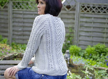 "Joyce" - Sommerpullover mit Zopfmustern - Stricken