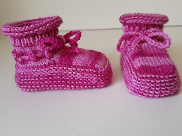 Rosa gestrickte Babyschuhe mit Kordel und umgeschlagenem Bündchen, Paar