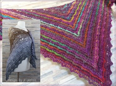 Zwei gehäkelte Dreieckstücher: ein grau‑braunes Tuch auf einer Schneiderpuppe, ein buntes Tuch ausgebreitet.