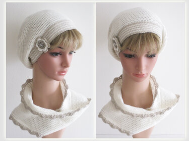 Gehäkeltes cremeweißes Barett mit Blumen-Applikation und passender Halswärmer mit beigem Wellenrand auf einer Schaufensterpuppe.