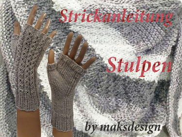 Zwei fingerfreie gestrickte Stulpen in Grau mit Loch- und Rippenmuster