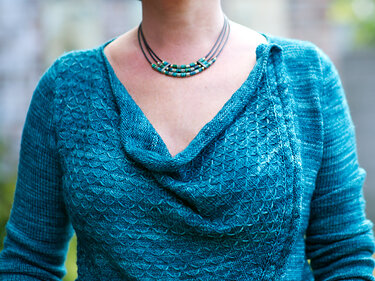 Petrolfarbener gestrickter Damenpullover mit Wasserfallkragen und strukturiertem Muster