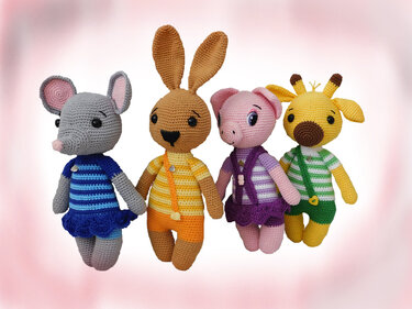 Vier gehäkelte Amigurumi-Tiere: eine graue Maus, ein brauner Hase, ein rosa Schwein und eine gelbe Giraffe, alle in gestreifter Kleidung.