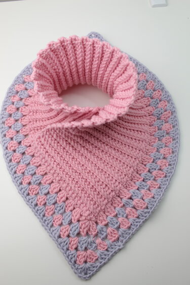 Dreieckiger gehäkelter Kragenschal rosa mit hellgrauer Granny-Bordüre und Rippenkragen