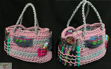 Gehäkelte Henkeltasche rosa und grau mit geflochtenen Griffen, Außentaschen und Häkelnadeln