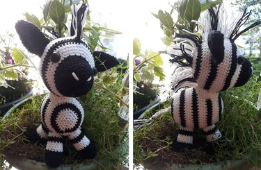 Zwei Ansichten eines gehäkelten Zebra-Amigurumis in Schwarz und Weiß mit Mähne, stehend in einem Pflanztopf