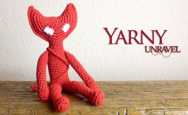 Rote gehäkelte Amigurumi-Figur mit spitzen Ohren und weißen Augen, sitzt auf Holz