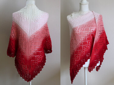 Gestricktes Dreieckstuch mit Ombré-Farbverlauf von Weiß über Rosa zu Rot und geometrischem Lochmuster auf einer Büste drapiert.