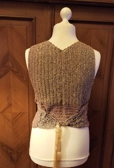 Schneiderpuppe mit beige gehäkeltem Damen-Bolero, Rückansicht, geripptes Muster, Spitzensaum und Bindeband