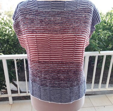 Rückenansicht eines gestrickten Kurzarm-Tops mit horizontalen Blockstreifen und Rippensaum