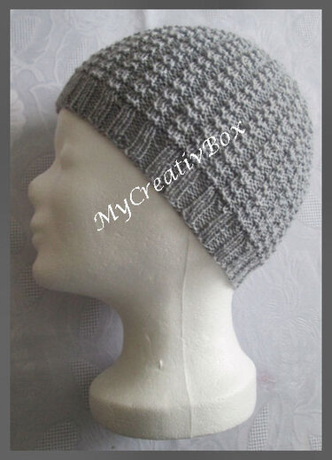 Grau gestrickte Mütze mit Rippenbündchen und strukturiertem Muster, Seitenansicht