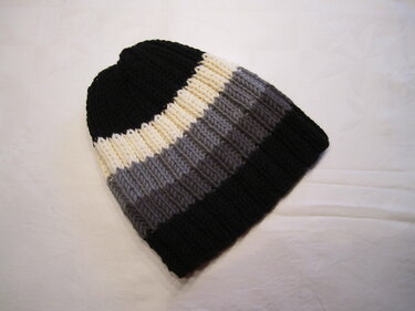 Gestrickte Mütze mit breiten Streifen in Schwarz, Cremeweiß und Grau