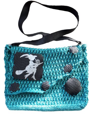 Gehäkelte türkise Umhängetasche mit schwarzem Patch, weißer Hexensilhouette und schwarzen Applikationen