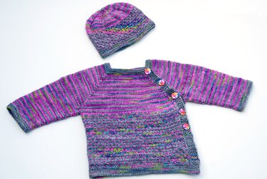 Gestrickter Baby-Cardigan mit seitlicher Knopfleiste und passender Mütze in grau und pink, meliertes Garn