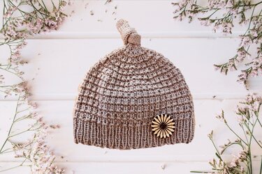 Baby cap with "lappet" (knitting pattern)