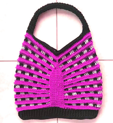 Gehäkelte Umhängetasche in Pink und Schwarz mit gestreiftem Muster und breitem Henkel