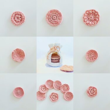 Rosa gehäkelte runde Abschminkpads mit unterschiedlichen Mustern und weißer gehäkelter Beutel mit Kordelzug