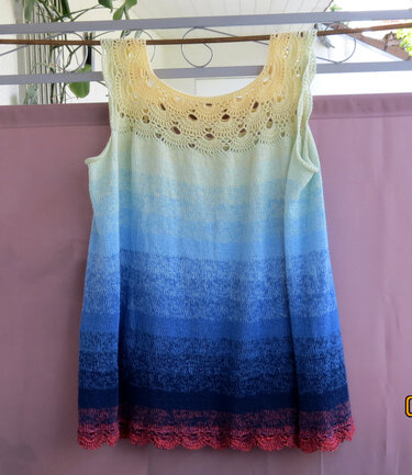 Sommerliches gehäkeltes Top mit Ombre-Farbverlauf, Spitzenpasse und gewelltem Saum