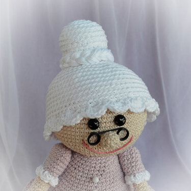 Oma Rosl Dekofigur für Großeltern zu Geburtstag Muttertag Hochzeitstag - Häkeln