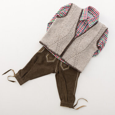 Ärmellose gestrickte Kinderweste mit Blatt-Ajour, kariertes Hemd und braune Trachtenhose