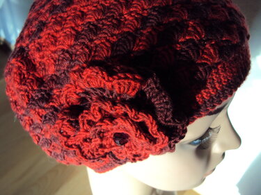 Rote Häkelmütze mit Blume - Bild 2