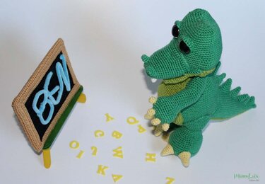 Amigurumi Alligator Ben mit Tafel – Häkelanleitung-Set - Bild 2