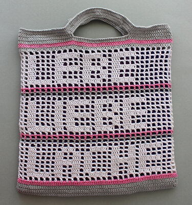 Weiß-grau-rosa gehäkelte Netztasche im Filetmuster mit 'PEACE LOVE PEACE' Schrift