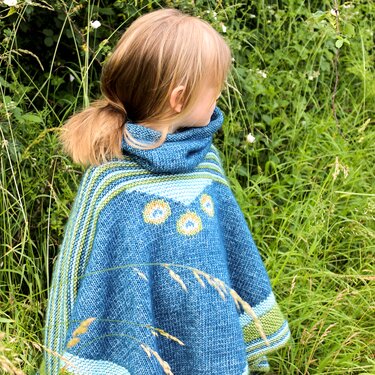 Kinderponcho Pfau der mitwächst! - Strickanleitung Größe 122/128