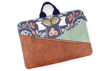 Laptophülle mit Hasen- und Blumenprint, mintgrünem Einsatz, braunem Unterteil und Außenreißverschluss