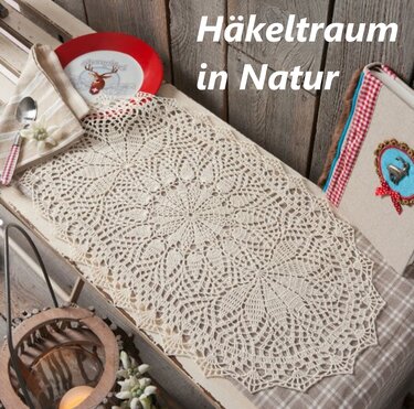 Cremefarbener gehäkelter Tischläufer mit floralen Mustern auf Holztisch