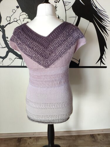 Mannequin mit gestricktem Damen-Top, V-Ausschnitt und lila Farbverlauf