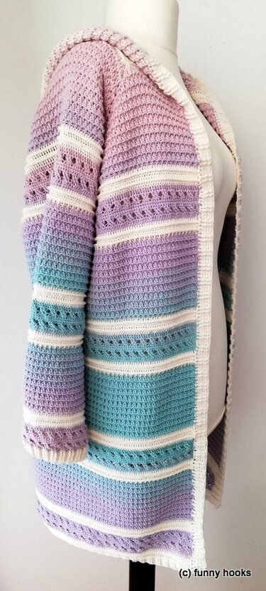 Gehäkelte Kapuzenjacke in Pastelllila, Rosé und Türkis mit weißen Streifen auf Schaufensterpuppe