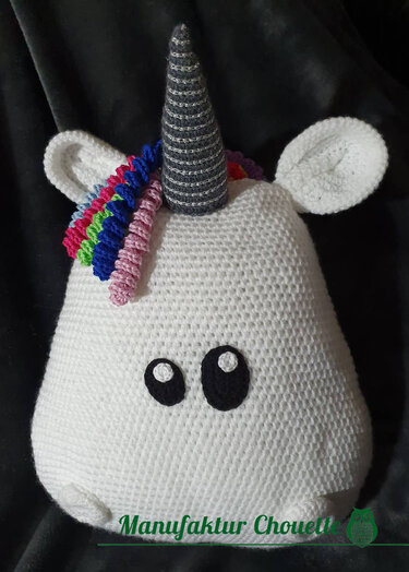 Weißes gehäkeltes Einhornkopf-Kissen mit gestreiftem Horn, mehrfarbiger Mähne und aufgenähten Augen