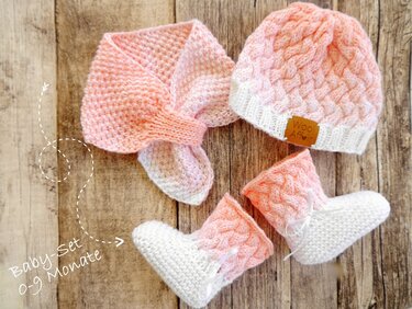 Baby-Strickset rosa-weiß mit Zopfmuster, geripptem Bund und Stiefelchen
