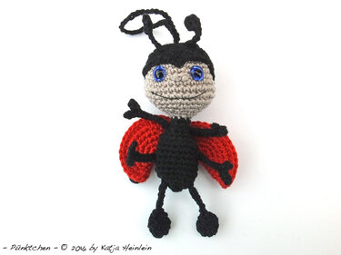 Freebook Häkelanleitung Marienkäfer Glücksbringer Pünktchen Taschenbaumler Anhänger Anleitung häkeln